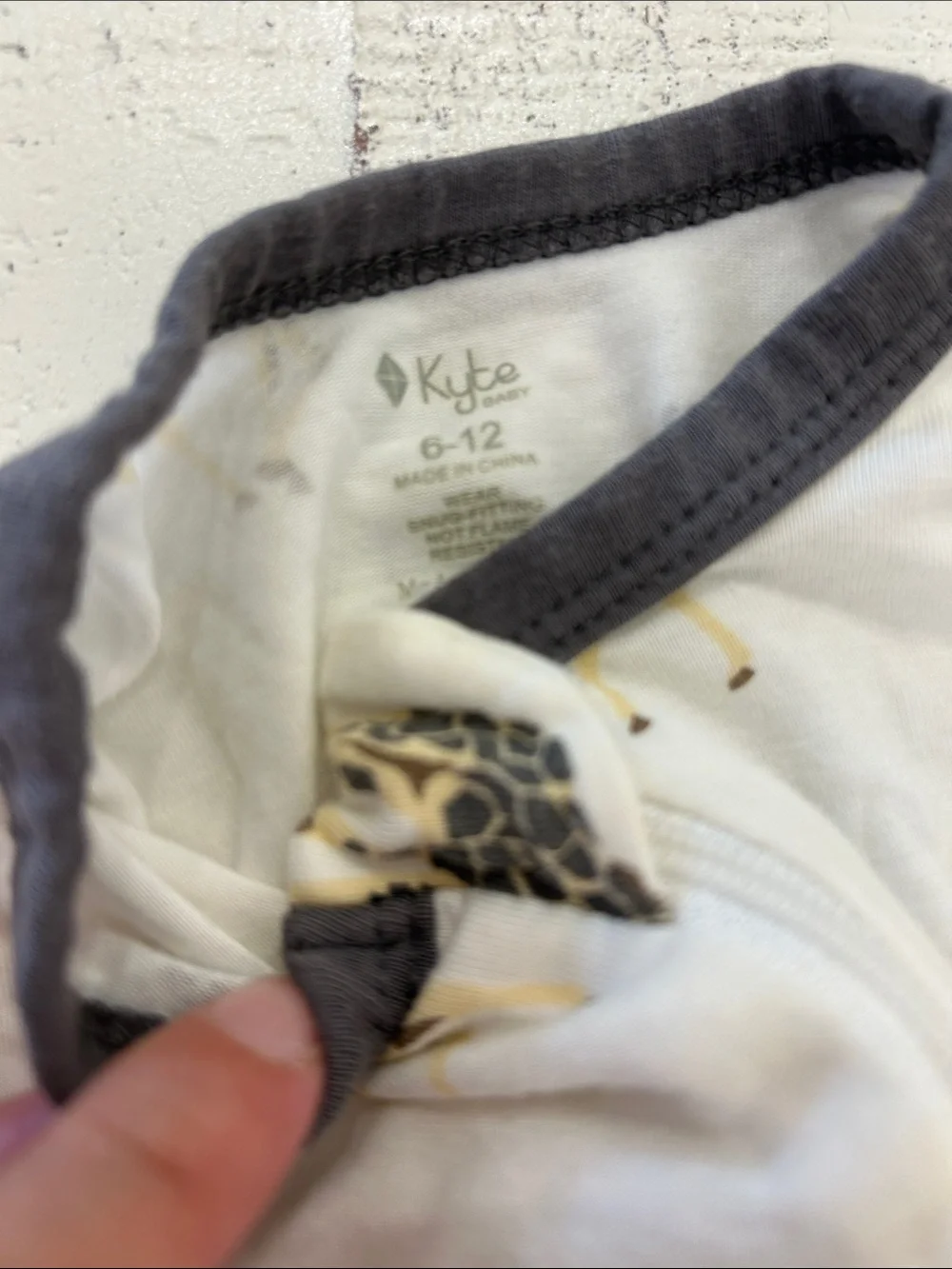 Kyte baby zippered romper in White Giraffe-Print EUC